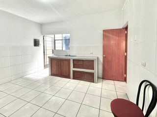 Vendo amplio Departamento piso 1, de 200m, 4 Dormitorios, 3 baños, área de servicio, cochera.