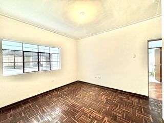 Vendo amplio Departamento piso 1, de 200m, 4 Dormitorios, 3 baños, área de servicio, cochera.