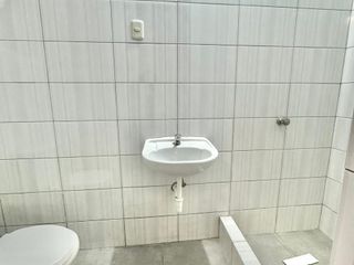 Vendo amplio Departamento piso 1, de 200m, 4 Dormitorios, 3 baños, área de servicio, cochera.