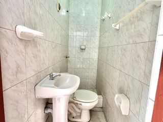 Vendo amplio Departamento piso 1, de 200m, 4 Dormitorios, 3 baños, área de servicio, cochera.