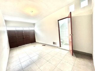 Vendo amplio Departamento piso 1, de 200m, 4 Dormitorios, 3 baños, área de servicio, cochera.