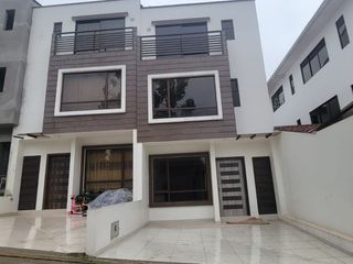 Foto 1 de VENTA DE CASA VIP EN CUENCA