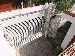 Foto 2 de HERMOSA CASA EN VENTA DE UN PISO Y MEDIO EN MIRAFLORES COUNTRY  1