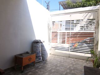 HERMOSA CASA EN VENTA DE UN PISO Y MEDIO EN MIRAFLORES COUNTRY  1