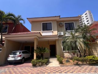 Foto 1 de ALQUILER DE CASA CON 5 HABITACIONES EN URBANIZACIÓN CERRADA - NORTE DE GUAYAQUIL (ANNY)