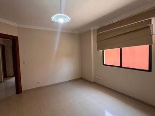 Foto 3 de ALQUILER DE CASA CON 5 HABITACIONES EN URBANIZACIÓN CERRADA - NORTE DE GUAYAQUIL (ANNY)