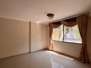 Foto 16 de ALQUILER DE CASA CON 5 HABITACIONES EN URBANIZACIÓN CERRADA - NORTE DE GUAYAQUIL (ANNY)