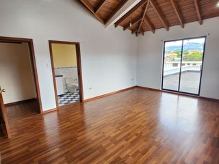 ARRIENDO en CAPELO, casa INDEPENDIENTE 520 m² con 6 habitaciones. Valle de los Chillos. Casa múltiples ambientes Arriendo casa INDEPENDIENTE 1000 m² con 6 habitaciones. Valle de los Chillos Capelo. En urbanización