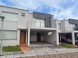 Foto 1 de Monteserrín Casa en Venta con Piscina Cerca a Campo Alegre