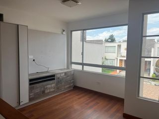 Foto 2 de Monteserrín Casa en Venta con Piscina Cerca a Campo Alegre