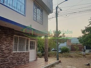 Foto 8 de Vendemos casa de dos pisos con terraza cubierta