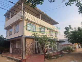 Foto 10 de Vendemos casa de dos pisos con terraza cubierta