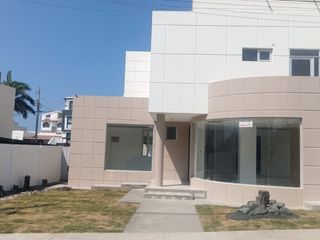 Foto 3 de SE VENDE AMPLIA CASA EN URBANIZACION MANTA BEACH