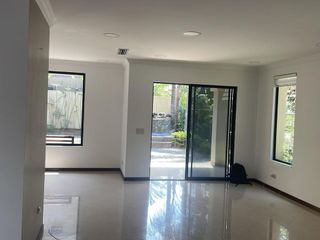 Foto 2 de Samborondon, Renta de Linda casa 4 dormitorios con Jacuzzi sin Muebles