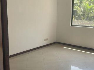 Foto 9 de Samborondon, Renta de Linda casa 4 dormitorios con Jacuzzi sin Muebles