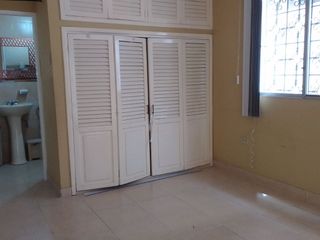 Foto 19 de En venta amplia casa en Bellavista Este.