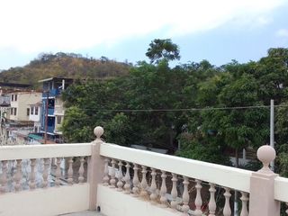 Foto 26 de En venta amplia casa en Bellavista Este.