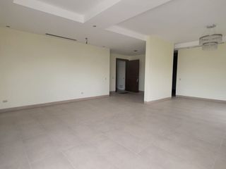 En venta exclusivo departamento ubicado en la urbanización Tenis Club, Edificio Río Porto.