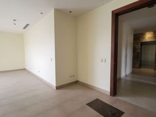 En venta exclusivo departamento ubicado en la urbanización Tenis Club, Edificio Río Porto.