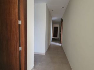 En venta exclusivo departamento ubicado en la urbanización Tenis Club, Edificio Río Porto.