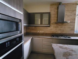 En venta exclusivo departamento ubicado en la urbanización Tenis Club, Edificio Río Porto.