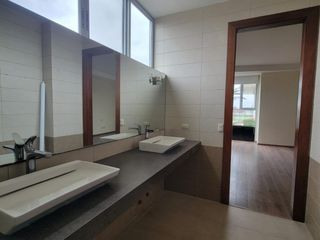 En venta exclusivo departamento ubicado en la urbanización Tenis Club, Edificio Río Porto.