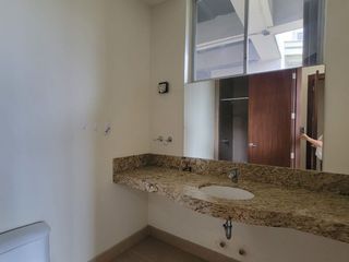 En venta exclusivo departamento ubicado en la urbanización Tenis Club, Edificio Río Porto.