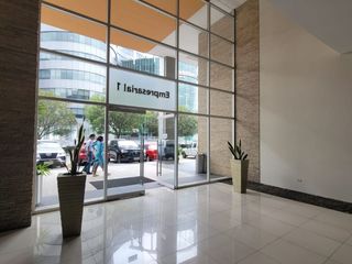 Foto 2 de En venta estratégica oficina amoblada de 75m2 en el Parque Empresarial Colón incluye parqueo