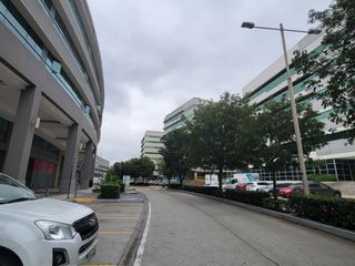 Foto 5 de En venta estratégica oficina amoblada de 75m2 en el Parque Empresarial Colón incluye parqueo