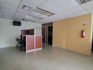 Foto 8 de En venta estratégica oficina amoblada de 75m2 en el Parque Empresarial Colón incluye parqueo