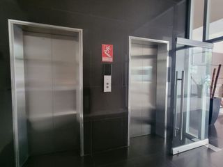 Foto 1 de En venta estratégica oficina amoblada de 75m2 en el Parque Empresarial Colón incluye parqueo