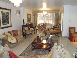 Foto 2 de Se vende amplia casa en la alborada 10ma etapa