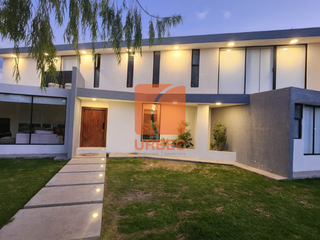 Foto 1 de Venta - Casa de venta sector Belisario Quevedo propiedad con estilo y prestigio para familias que buscan vivir bien en Latacunga/24urb53