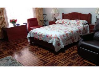 Foto 9 de CASA EN VENTA DE 3 PISOS EN URB. PRIMAVERA FRENTE A PARQUE  261M2