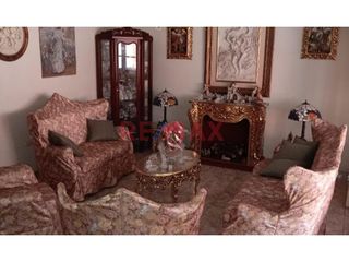 Foto 1 de CASA EN VENTA DE 3 PISOS EN URB. PRIMAVERA FRENTE A PARQUE  261M2