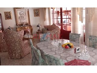 Foto 2 de CASA EN VENTA DE 3 PISOS EN URB. PRIMAVERA FRENTE A PARQUE  261M2