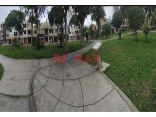 Foto 3 de CASA EN VENTA DE 3 PISOS EN URB. PRIMAVERA FRENTE A PARQUE  261M2