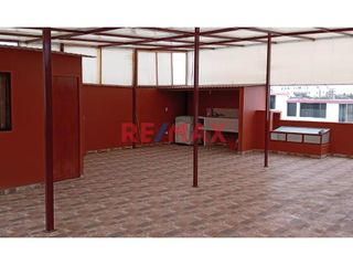 Foto 5 de CASA EN VENTA DE 3 PISOS EN URB. PRIMAVERA FRENTE A PARQUE  261M2