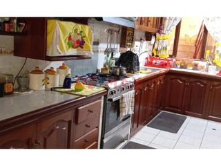 Foto 16 de CASA EN VENTA DE 3 PISOS EN URB. PRIMAVERA FRENTE A PARQUE  261M2