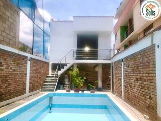 Foto 1 de SOLÍS VENDE CASA DE 4 PISOS CON PISCINA EN BAÑOS DEL INCA