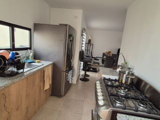 Foto 21 de Casa Amoblada en Alquiler en Urbanización Los Prados, 3 Habitaciones, 3 Baños, Patio, Parqueo, Piscina, Seguridad, Samborondon.