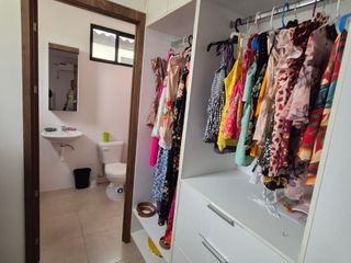 Foto 13 de Casa Amoblada en Alquiler en Urbanización Los Prados, 3 Habitaciones, 3 Baños, Patio, Parqueo, Piscina, Seguridad, Samborondon.