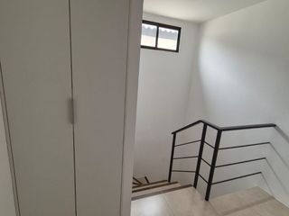 Foto 17 de Casa Amoblada en Alquiler en Urbanización Los Prados, 3 Habitaciones, 3 Baños, Patio, Parqueo, Piscina, Seguridad, Samborondon.