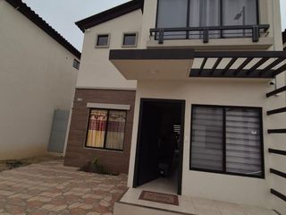 Foto 23 de Casa Amoblada en Alquiler en Urbanización Los Prados, 3 Habitaciones, 3 Baños, Patio, Parqueo, Piscina, Seguridad, Samborondon.