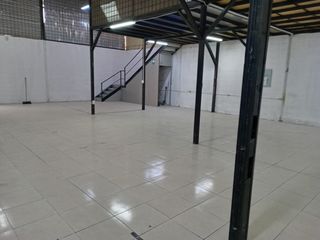 ARRIENDO O RENTO BODEGA -  GALPON INDUSTRIAL - PARROQUIA KENNEY - DE LOS JAZMINES