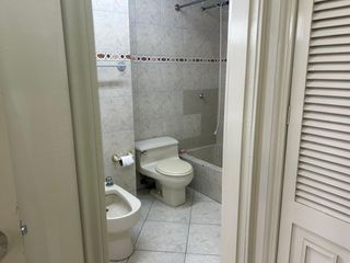 vendo muy amplio departamento en Lomas de Urdesa