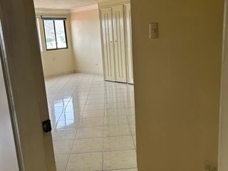 vendo muy amplio departamento en Lomas de Urdesa