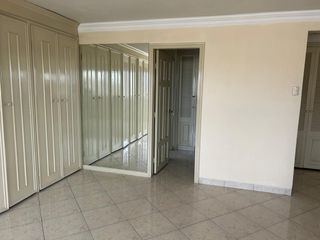 vendo muy amplio departamento en Lomas de Urdesa