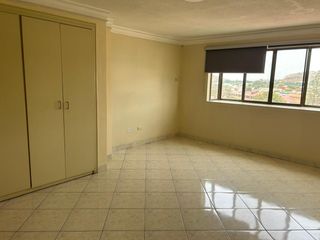 vendo muy amplio departamento en Lomas de Urdesa