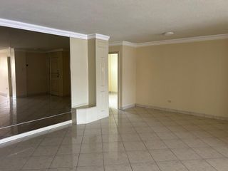 vendo muy amplio departamento en Lomas de Urdesa